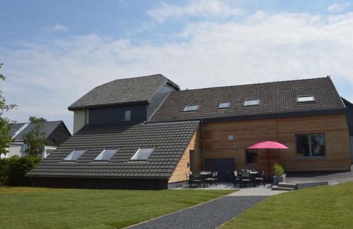 Walk House | Gorgeous Holiday Home in Waimes with In-House Theatre & Pool