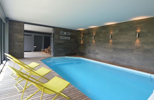 Walk House | Gorgeous Holiday Home in Waimes with In-House Theatre & Pool