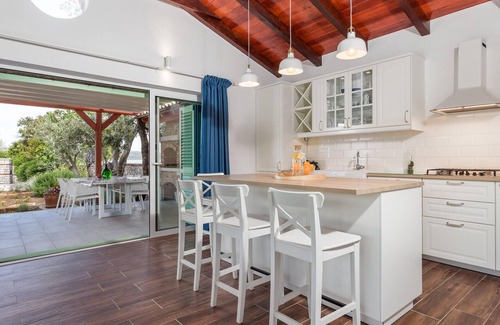 Nerezine House | Gorgeous home in Nerezine with WiFi