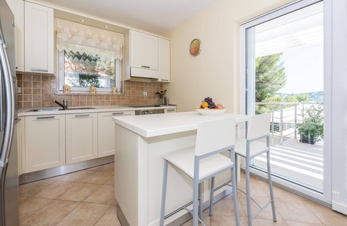 Rogoznica House | Gorgeous home in Rogoznica with kitchen