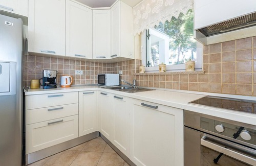 Rogoznica House | Gorgeous home in Rogoznica with kitchen