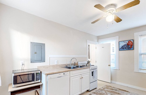 Rockland Apartment | Gorgeous home steps away from the water w/WiFi, ocean views, & full kitchen