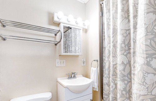 Rockland Apartment | Gorgeous home steps away from the water w/WiFi, ocean views, & full kitchen