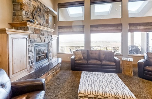 Cedar City House | Gorgeous home w/private pool & hot tub/patio/balcony/home theater - near lakes!