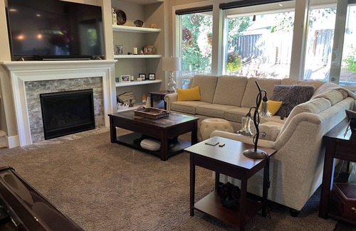 Wilsonville House | Gorgeous Home with River Access, Outdoor living, Hot Tub & Close to Wine Country