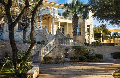 Leander House | GORGEOUS LAKE TRAVIS RETREAT HOME WITH POOL, COURT AND FITNESS ROOM