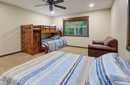 Redlick Cabin | Gorgeous lodge tucked away in Texarkana - 3 bedrooms available