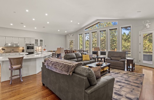 Flagstaff House | Gorgeous Luxury Home Nestled in the Pines