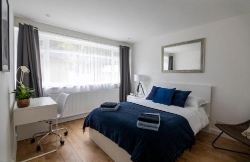 Redhill Apartment | Gorgeous Modern Apartment near Redhill Station inc Private Garden & Parking