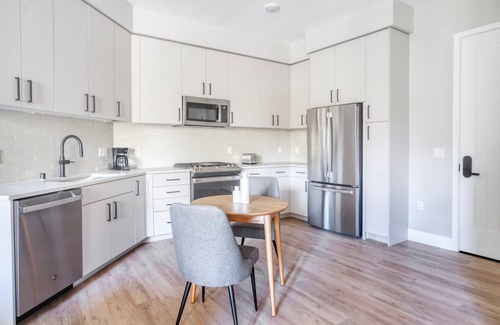 Sunnyvale West Apartment | Gorgeous Mountain View 1BR w/W/D, Pool & Gym, nr tech HQs, by Blueground