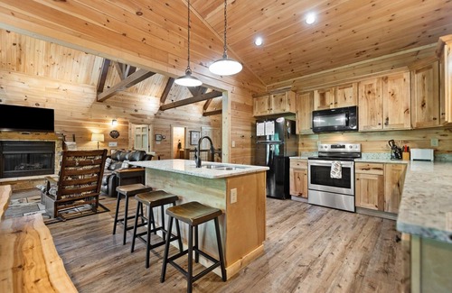 Campton Cabin | Gorgeous New Large Cabin 5-BD, 4.5-BA, Hot Tub, Pool Table, wet bar, Wi-Fi