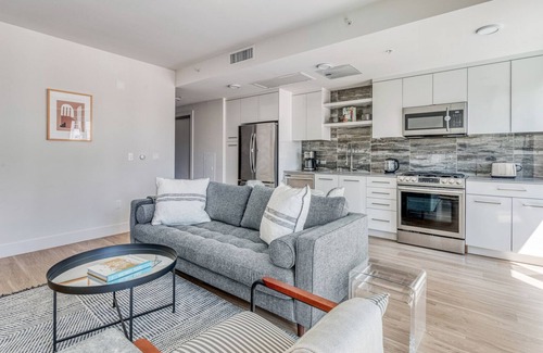 Downtown Oakland Apartment | Gorgeous Oakland 1BR w/AC, W/D, Sky Deck, next to BART, by Blueground