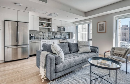 Downtown Oakland Apartment | Gorgeous Oakland 1BR w/AC, W/D, Sky Deck, next to BART, by Blueground