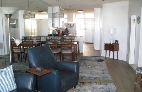 Mission Beach Condo | Gorgeous Ocean Front Condo on the Boardwalk - Walk to Everything!