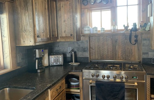 Bozeman Cabin | Gorgeous Outback Cabin w/Beautiful Ponds, Mountain Views just 11 Mi to Bozeman