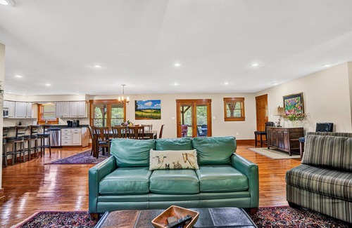 Covington House | Gorgeous Private Retreat on the Jackson River