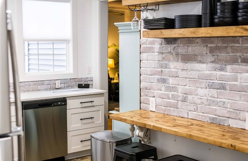 South Haven House | GORGEOUS Remodeled South Beach Cottage - 2 blocks from the shore!