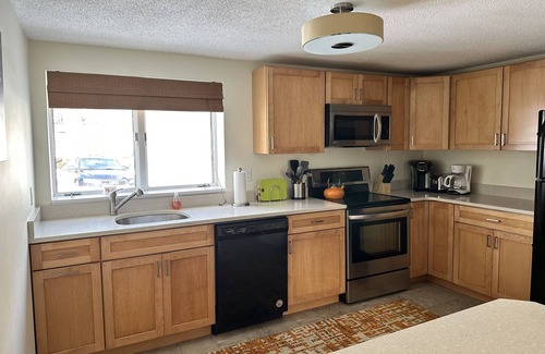 West Dover Apartment | Gorgeous ski retreat apartment with fireplace and Mountain View.