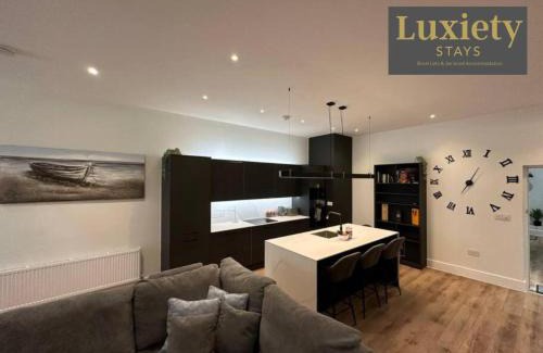 Westcliff-on-Sea Apartment | Gorgeous & Sleek 2BR City Centre Nr Cliffs Pavillion by Luxiety Stays