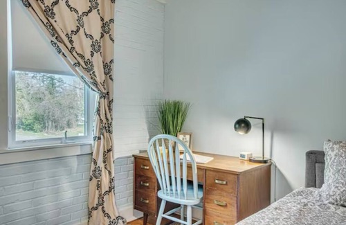 Summerville Historic District Apartment | Gorgeous Studio above Azalea Cocktail Bar & Gardenn