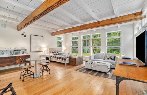 Glen Arbor House | Gorgeous studio in downtown Glen Arbor with kitchenette, cable, AC, free WiFi