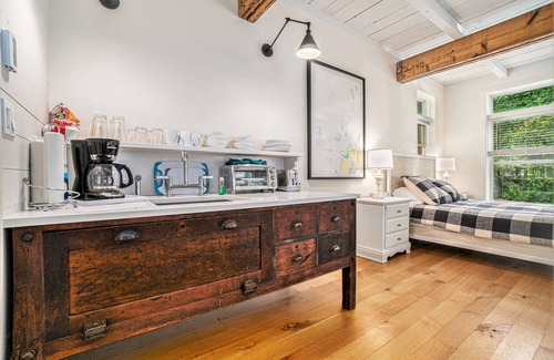 Glen Arbor House | Gorgeous studio in downtown Glen Arbor with kitchenette, cable, AC, free WiFi