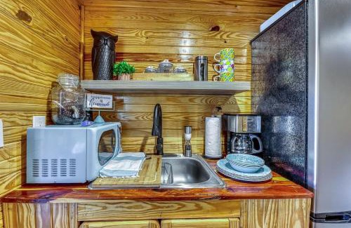 Rogersville House | Gorgeous Tiny House with Indoor and Outdoor Lounging Space in Alabama