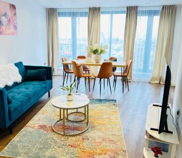 Brentwood Apartment | Gorgeous two bedroom luxury Apartment sleeps 6