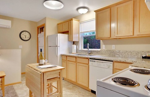 Albany Apartment | Gorgeous Upstairs Apartment close to Hospital