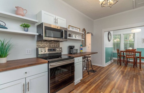 Lebanon House | Gorgeous Victorian home 40min from Lake Ozarks!