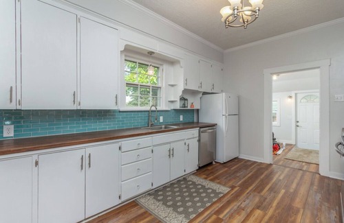 Lebanon House | Gorgeous Victorian home 40min from Lake Ozarks!