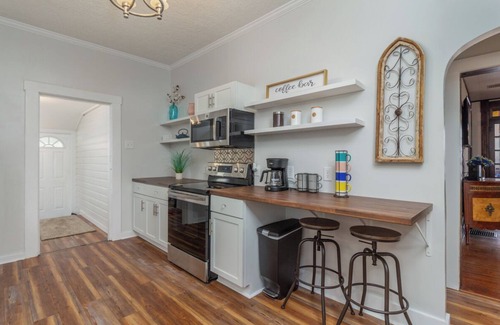 Lebanon House | Gorgeous Victorian home 40min from Lake Ozarks!