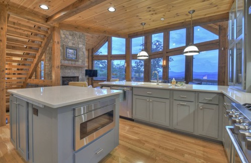 Morganton Cabin | Gorgeous views, pool table, & more! - Honey Hill