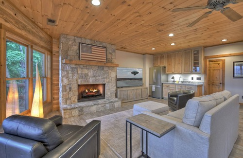 Morganton Cabin | Gorgeous views, pool table, & more! - Honey Hill