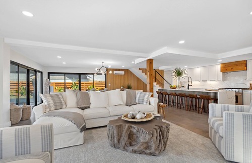 Thomas Drive House | Gorgeous Waterfront Luxury Beach House Sleeps 16, Bay front with kayaks & pool!