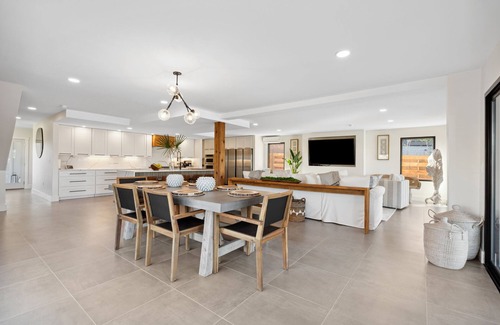 Thomas Drive House | Gorgeous Waterfront Luxury Beach House Sleeps 16, Bay front with kayaks & pool!