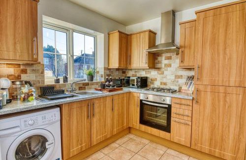 Dudley House | Gornal Dudley-2bed-contractor &long Stay -parking