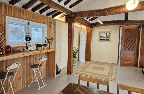 Goryeong House | Goryeong Wide House with a Large Yard