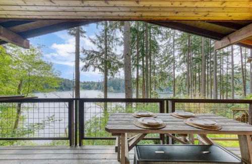 Langley House | Goss Lake Chalet by AvantStay Lakefront w Dock Fire Pit Outdoor Dining Area