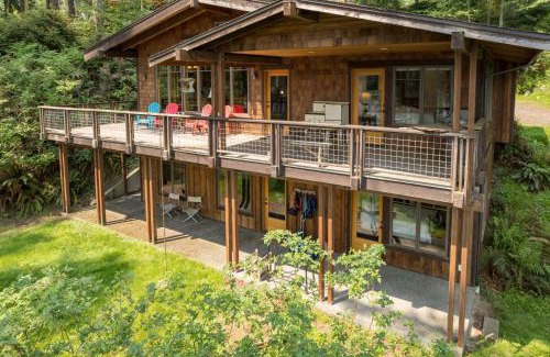 Langley House | Goss Lake Chalet by AvantStay Lakefront w Dock Fire Pit Outdoor Dining Area