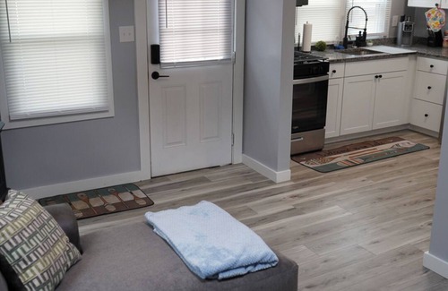 Geneva-on-the-Lake Cottage | GOTL Lovers Chateau Cottage U7