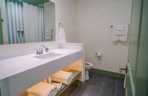 Biloxi Hotel | Government St. Balcony Suite 205