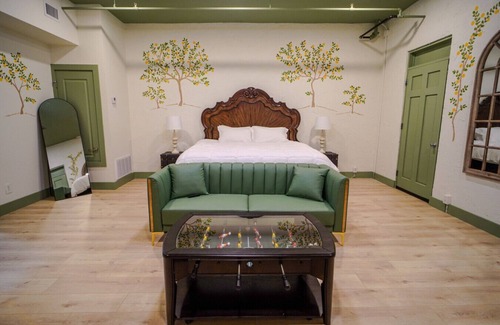 Biloxi Hotel | Government St. Balcony Suite 211