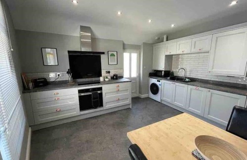 Mumbles Apartment | Gower Place Heart of Mumbles | Sleeps 2 | Near Beach | Oystermouth Castle | Wifi