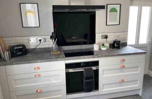 Mumbles Apartment | Gower Place Heart of Mumbles | Sleeps 2 | Near Beach | Oystermouth Castle | Wifi