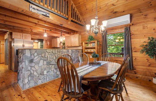 Maggie Valley Cabin | Grace Haven Cabin— Luxury Hot Tub, Game Room, Fire Pit & Close to Ski Resort