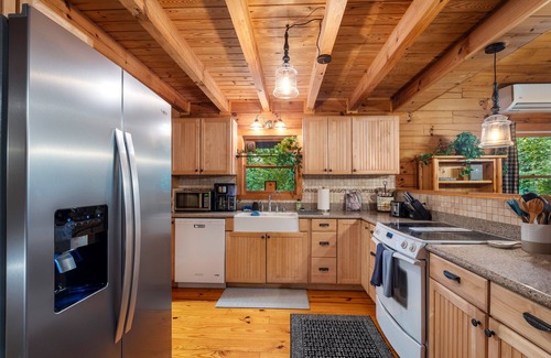 Maggie Valley Cabin | Grace Haven Cabin— Luxury Hot Tub, Game Room, Fire Pit & Close to Ski Resort