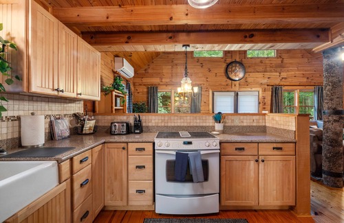 Maggie Valley Cabin | Grace Haven Cabin— Luxury Hot Tub, Game Room, Fire Pit & Close to Ski Resort