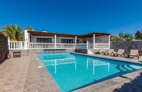 Los Mojones Villa | Graceful Puerto Del Carmen Villa 5 Bedrooms Villa Vega Del Carmen Distant Sea Views