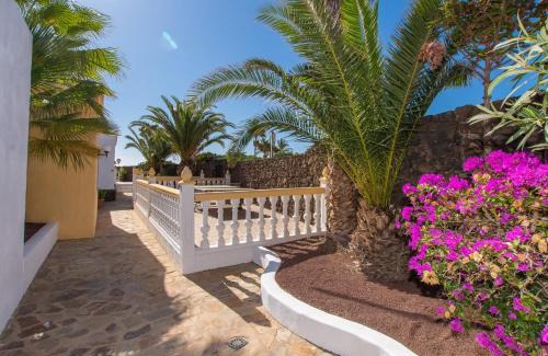 Los Mojones Villa | Graceful Puerto Del Carmen Villa 5 Bedrooms Villa Vega Del Carmen Distant Sea Views